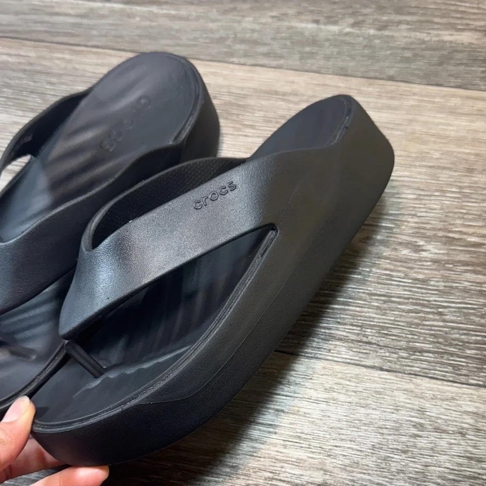 CROCS Women's Black Platform Sandals size 6 (j97)
